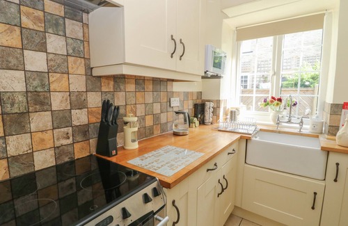 Middleham Cabaña | WEDGEWOOD COTTAGE, pet friendly, with open fire in Middleham