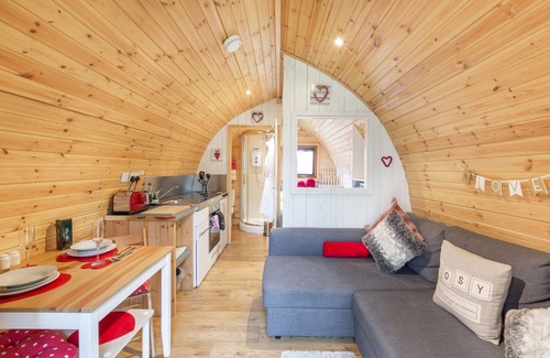 Drymen Chalet De Esquí | Wee Oak Tree Luxury Lodge with private hot tub