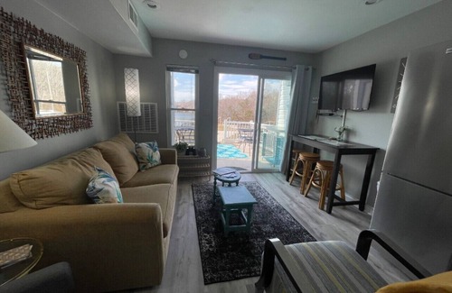 North Shore Condominio | Stripers Landing-Smith Mountain Lake, VA Waterfront, Sunset View from Patio!
