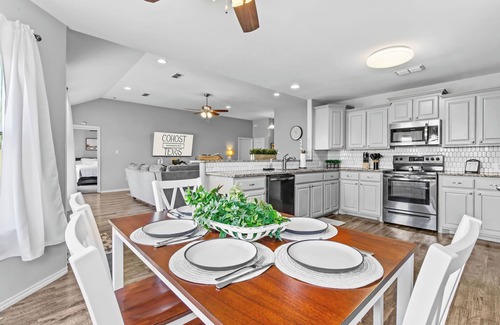Abilene Casa | Weekday Fall Deals ~ Near Dyess ~Dogs OK~ Sleeps 8 ~ 5 Stars ~ Spacious ~Clean