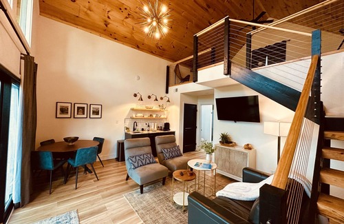 Gatlinburg - Pigeon Forge Cabaña | Weekday Special as Low as $99 - 1