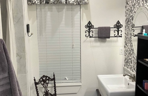 Caldwell Casa | Weekend Get-A-Way/Game Day Sleep-Over/BBQ Trail Local Central. We've Got it All!