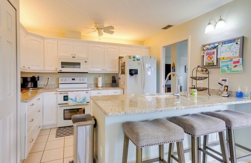 Weeki Wachee Gardens Casa | Weeki Wachee River Home on Main River by Park!
