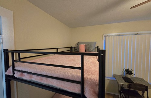 West Little River Cama Y Desayuno | Weekly and monthly specials available! Female Only!
