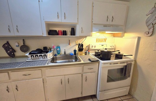 West Little River Cama Y Desayuno | Weekly and monthly specials available! Male Only!