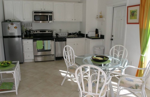 Frigate Bay Apartamento | ** Tasa de descuento semanal ** - Hermoso condominio frente al mar