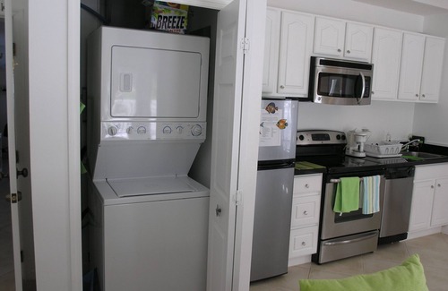 Frigate Bay Apartamento | ** Tasa de descuento semanal ** - Hermoso condominio frente al mar