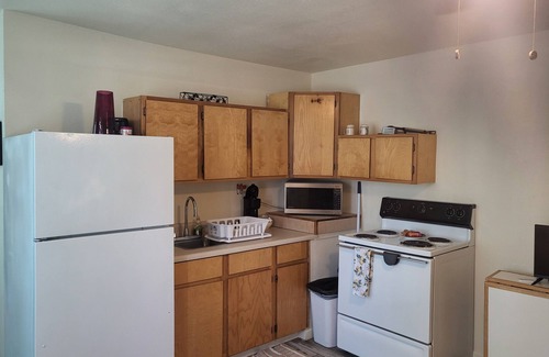 Bay VIew Addition Cabaña | 1300 P/ M 377p/wk 10 mi to Beach, Big yard & Parking, Pet Friendly & Super CLEAN