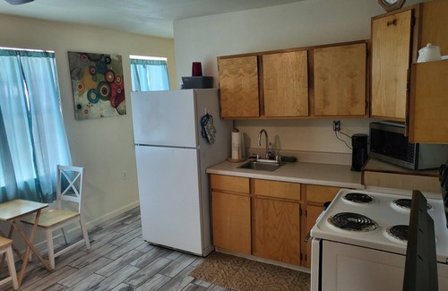 Bay VIew Addition Cabaña | 1300 P/ M 377p/wk 10 mi to Beach, Big yard & Parking, Pet Friendly & Super CLEAN