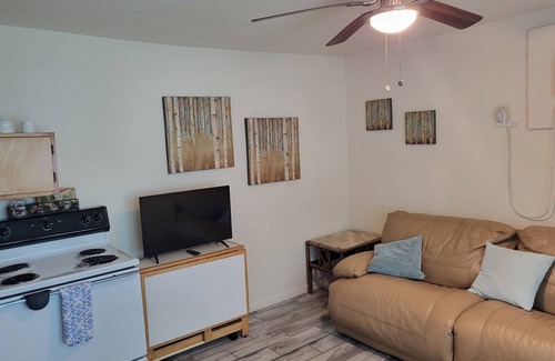 Bay VIew Addition Cabaña | 1300 P/ M 377p/wk 10 mi to Beach, Big yard & Parking, Pet Friendly & Super CLEAN