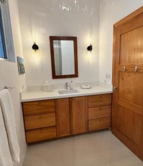 Cayo Corker Hotel | Weezie's Ocean Front Hotel and Garden Cottages