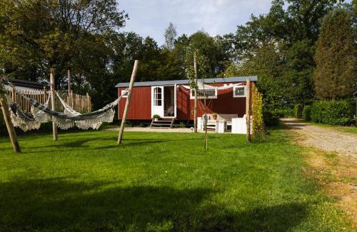 Epe Casa | Wegdromen op de Veluwe in romantische rode pipowagen