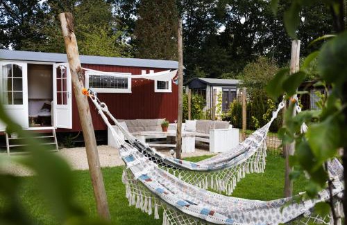Epe Casa | Wegdromen op de Veluwe in romantische rode pipowagen