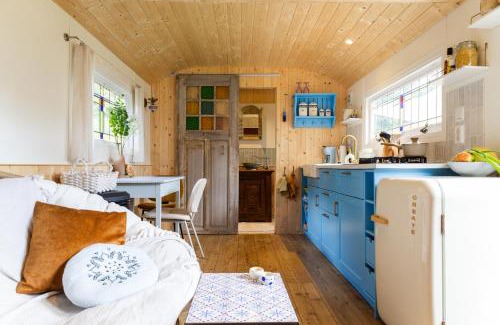 Epe Casa | Wegdromen op de Veluwe in romantische rode pipowagen