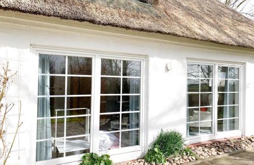 Osterhever Casa | Weiße Reetdachkate