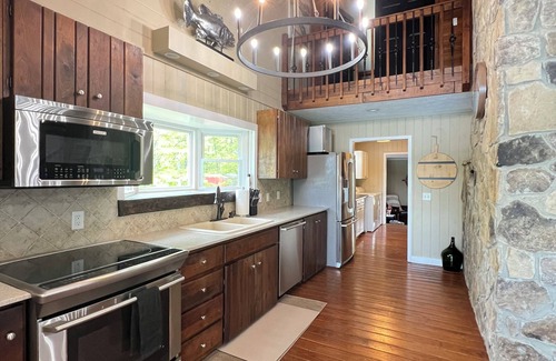 Leesburg Casa | Weiss Lake Front Sleeps 17 with a Golf-cart and Sunset Views