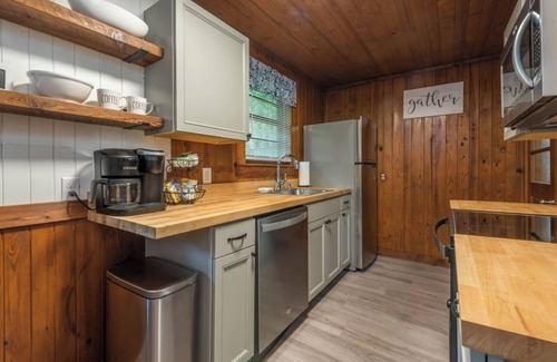 Chimney Rock Cabina | Welcome Back! Cozy Cabin in Chimney Rock! Short walk to town!