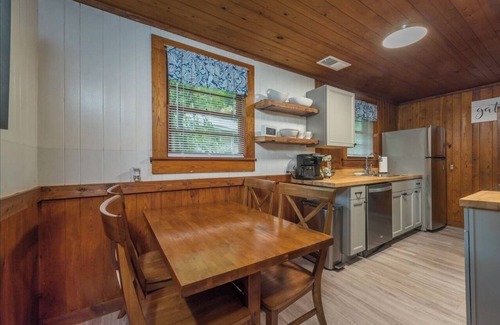 Chimney Rock Cabina | Welcome Back! Cozy Cabin in Chimney Rock! Short walk to town!