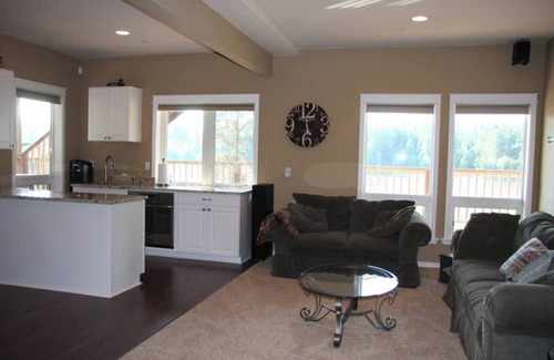 Eatonville Casa | Propiedad frente al lago! Muelle privado! Cerca del monte Rainier y NW Trek Wildlife Park