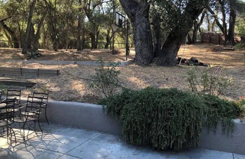 Atascadero Casa | Welcome Inn: Family Friendly Oasis among the Oaks in Wine Country