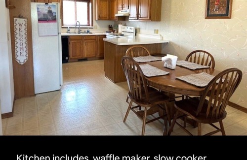 De Forest Casa | Welcome! Living rm, Family rm, 2 Bathrm w/shower