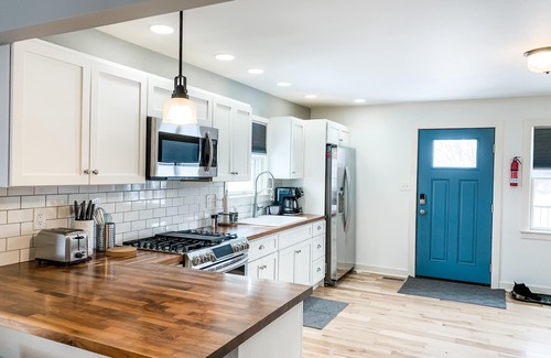 Indianapolis Casa | Welcome Race Fans! - Oversize Parking - Firepit - Mural - West Indy - Brownsburg