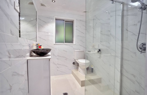 Tascott Apartamento | Welcome to your home in the beautiful coastal suburb of Tascott, NSW!