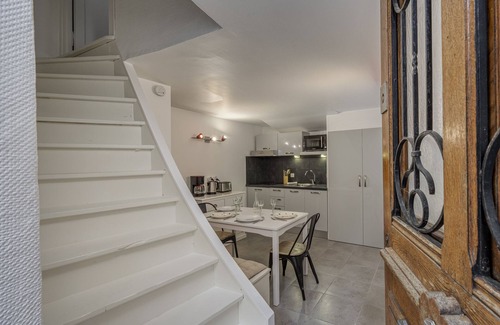 Menthon-Saint-Bernard Casa | Welcome to Les Volets Azur, a lovely fully renovated village house, ideal for a romantic getaway in the heart of Menthon-Saint-Bernard. Nestled between lake and mountains, this cozy home offers a peaceful and warm atmosphere.