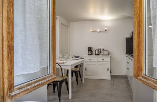 Menthon-Saint-Bernard Casa | Welcome to Les Volets Azur, a lovely fully renovated village house, ideal for a romantic getaway in the heart of Menthon-Saint-Bernard. Nestled between lake and mountains, this cozy home offers a peaceful and warm atmosphere.
