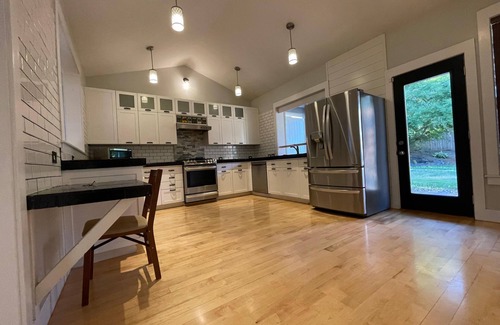 Happy Valley Casa | Welcome to a 3-bedroom pet friendly house in adorable Happy Valley