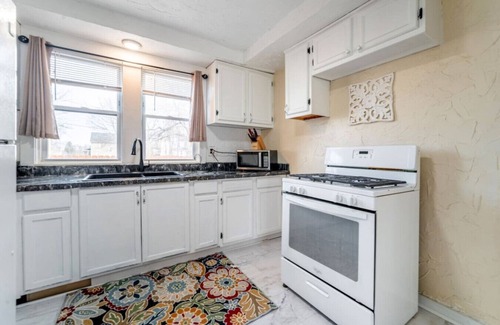 Akron Casa | Welcome to Akron: 5 Bedroom, 2 Bath
