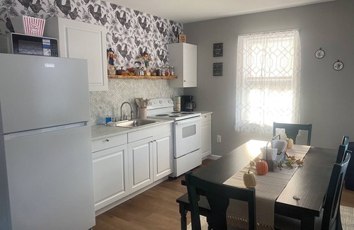 Lockbridge Apartamento | Welcome to Around The World! Charming 2-Bedroom in Meadow Bridge!