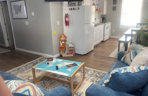 Lockbridge Apartamento | Welcome to Around The World! Charming 2-Bedroom in Meadow Bridge!
