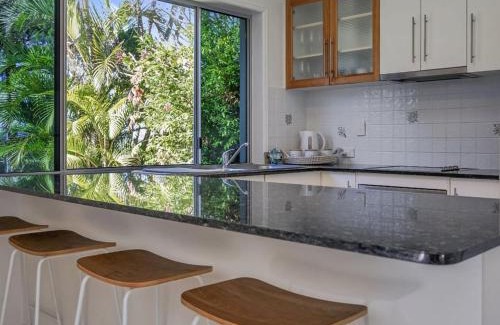Tin Can Bay Villa | Welcome to Bay Views on Esplanade