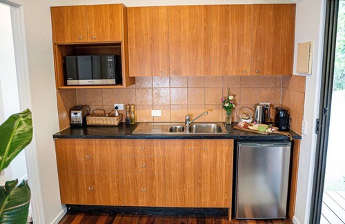 Mudgeeraba Cabina | Welcome to Cockatoo Cabin at Nebesa Nature Retreat