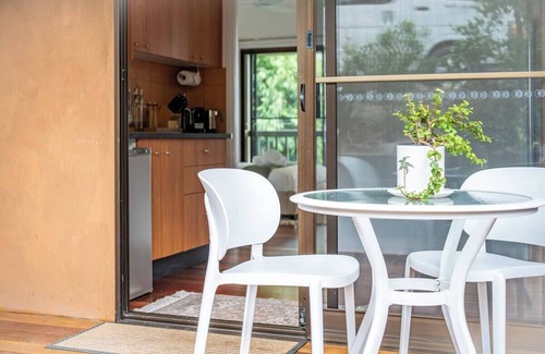 Mudgeeraba Cabina | Welcome to Cockatoo Cabin at Nebesa Nature Retreat