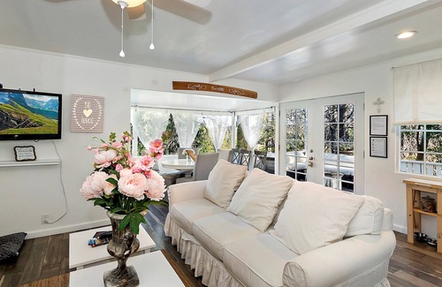 Crestline Cabaña | Welcome to Cupcake Cottage! Fireplace! Pet Friendly!