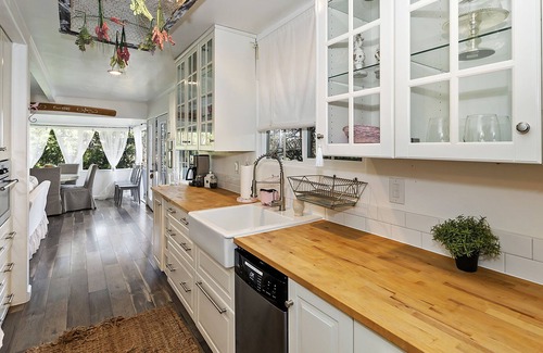 Crestline Cabaña | Welcome to Cupcake Cottage! Fireplace! Pet Friendly!