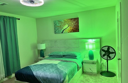 Katy Casa | Welcome to Daisy World! Experience comfort and style in my charming home.