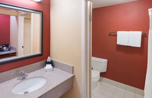 Auburn Hills Casa | Welcome to Detroit Auburn Hills! Parks nearby and relax at our Indoor Pool!