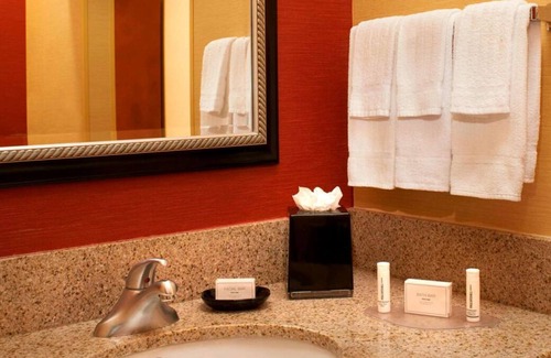 Auburn Hills Casa | Welcome to Detroit Auburn Hills! Parks nearby and relax at our Indoor Pool!