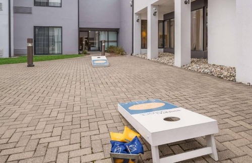 Auburn Hills Casa | Welcome to Detroit Auburn Hills! Parks nearby and relax at our Indoor Pool!