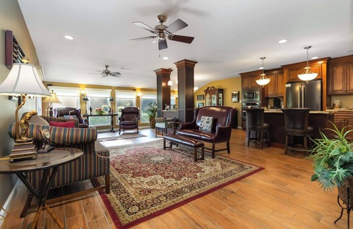 Bronston Condominio | Welcome to Double Eagle on Seven- Lake Cumberlands Elegant Golf Side Retreat