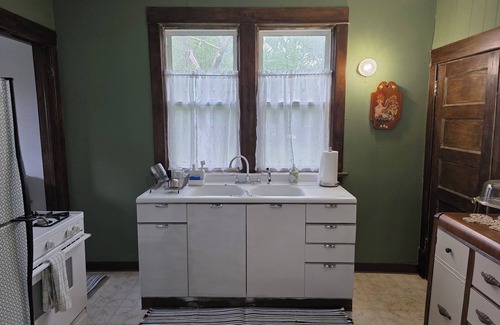 Austin Otro | Welcome to Grandma's Cottage!