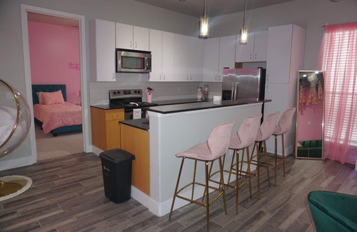 Energy Corridor Apartamento | Welcome to Gurl World Pink 2 bdr Loft