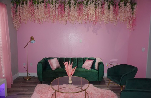 Energy Corridor Apartamento | Welcome to Gurl World Pink 2 bdr Loft