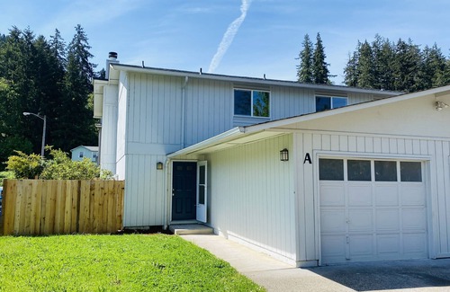 Thurston Apartamento | WELCOME TO HUEY DUCK HOUSE-A! 3BR & 2BA SLEEP-8