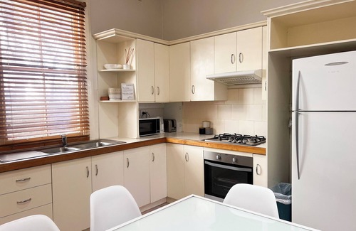 Wagga Wagga Apartamento | Welcome to Illyari: Your Charming Red Brick Retreat in Wagga's CBD!