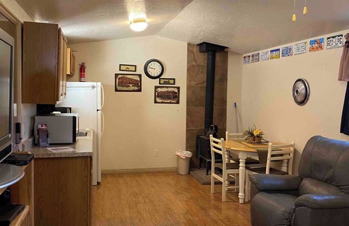 Glendale Cabaña | Welcome to Lainees Lounge