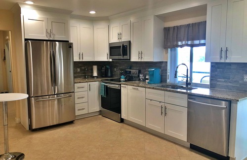 Royal Palm Beach Casa | ¡Bienvenido a Lazy Palms! Una casa frente al lago en West Palm Beach.